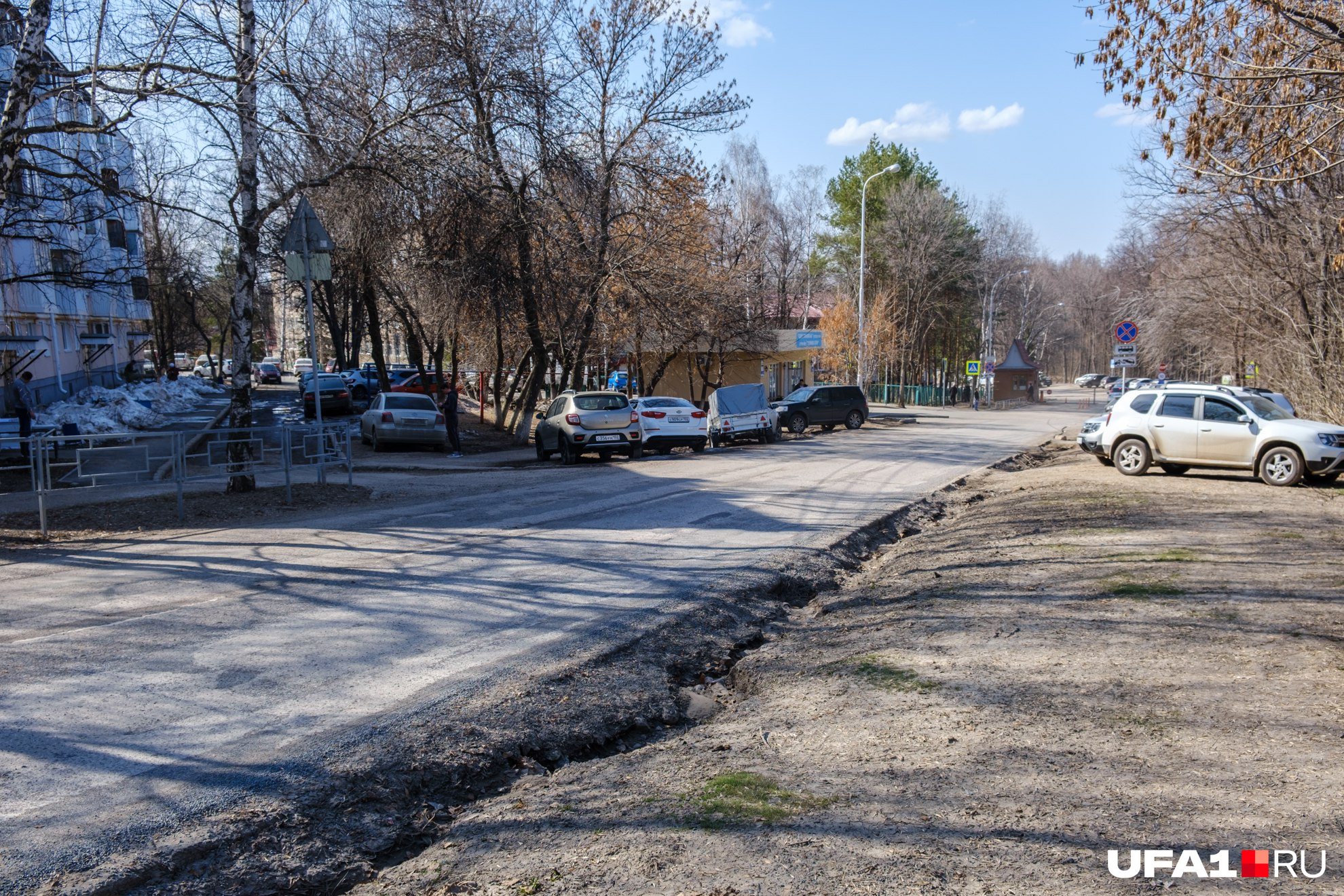 Относительно новый асфальт потрескался