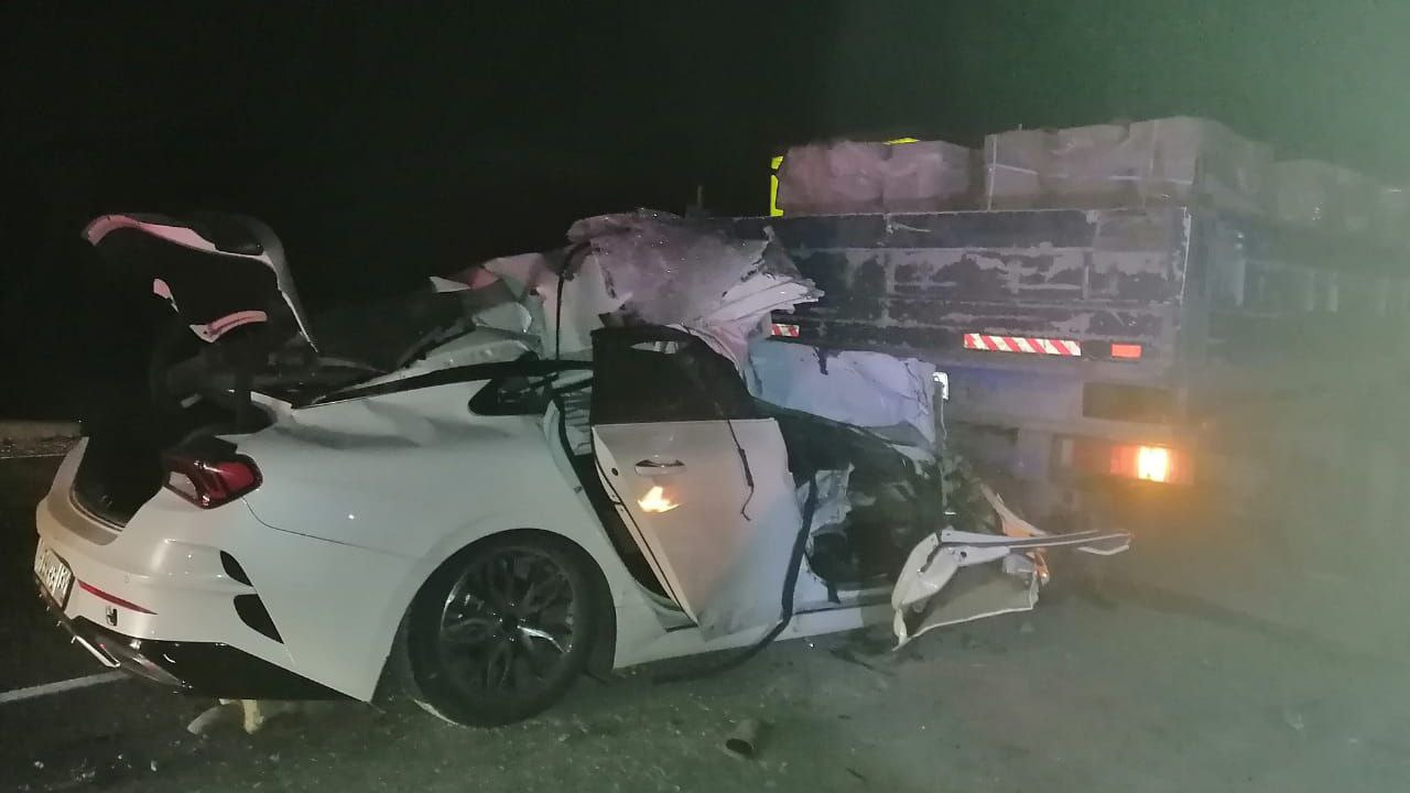 Превысил скорость и ослушался ДПС: пьяный водитель влетел под фуру в Новосибирской области — погиб пассажир