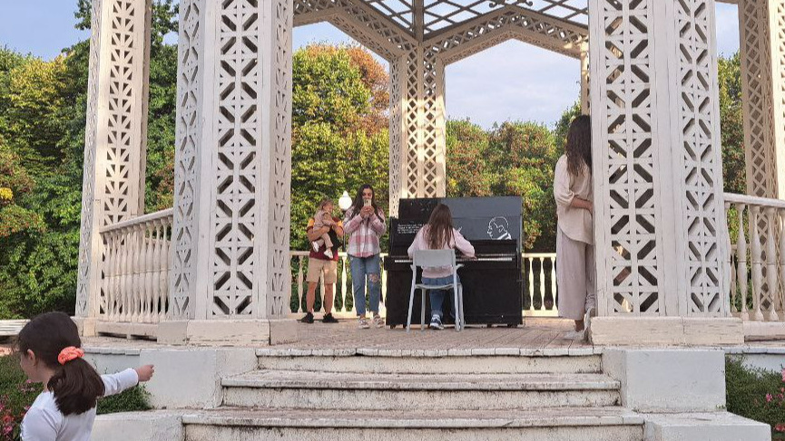 От Ваенги до Моцарта: кто, что и зачем играет на уличных пианино в парках Москвы