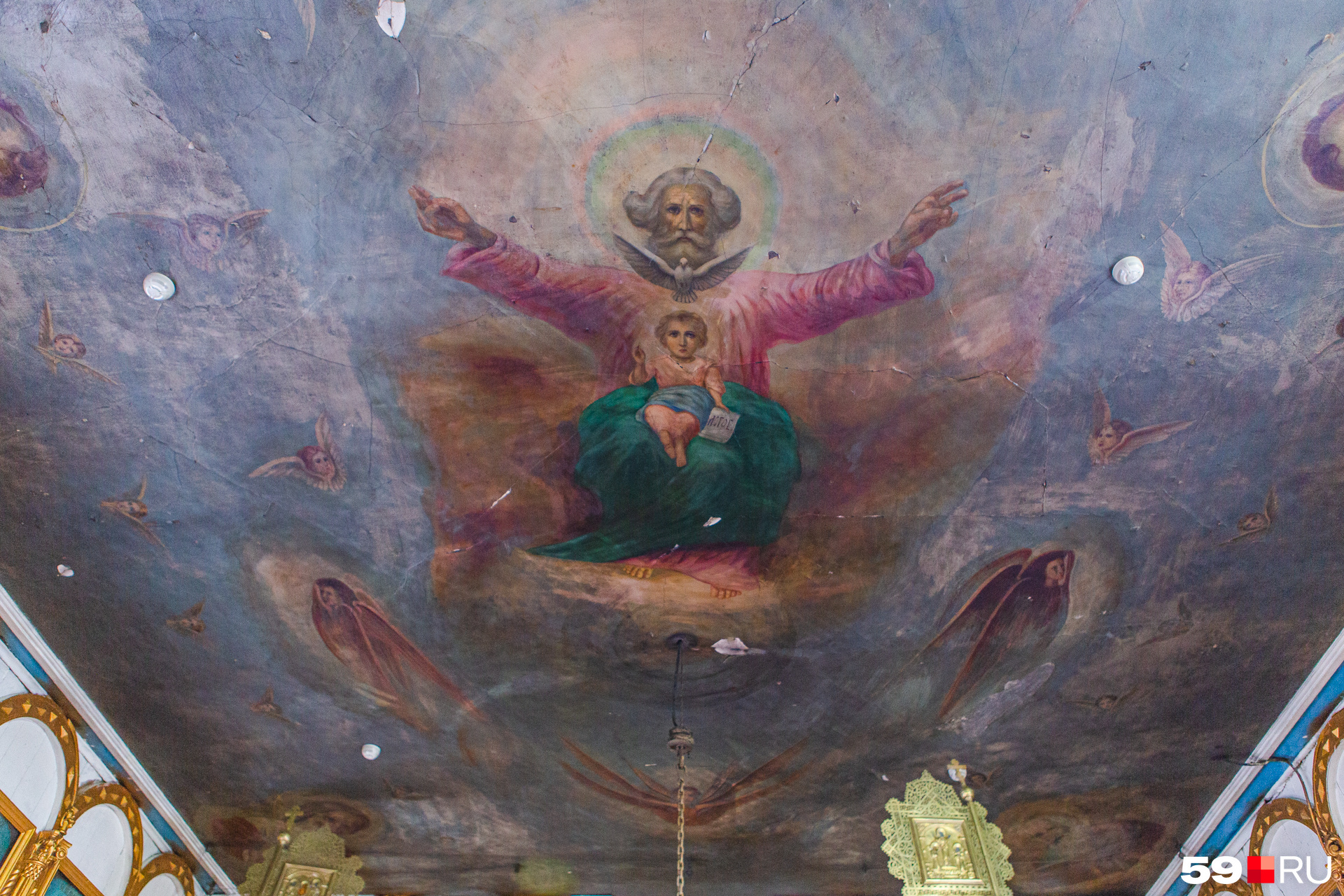 Роспись потолка в церкви — Саваоф изображен с младенцем Христом и Святым духом в виде голубя