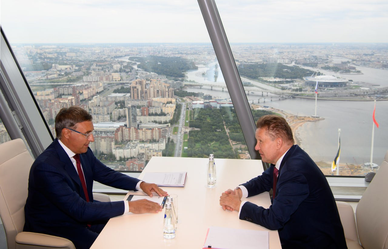 «Газпром» впервые опубликовал фото рабочей встречи Миллера в Лахта Центре с видом из окна. Он потрясающий