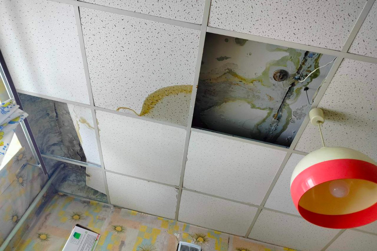 На потолке — желтые подтеки