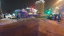 «Голова болит, тошнит, трясет»: Hyundai Solaris влетел в дом в центре Новосибирска — видео последствий