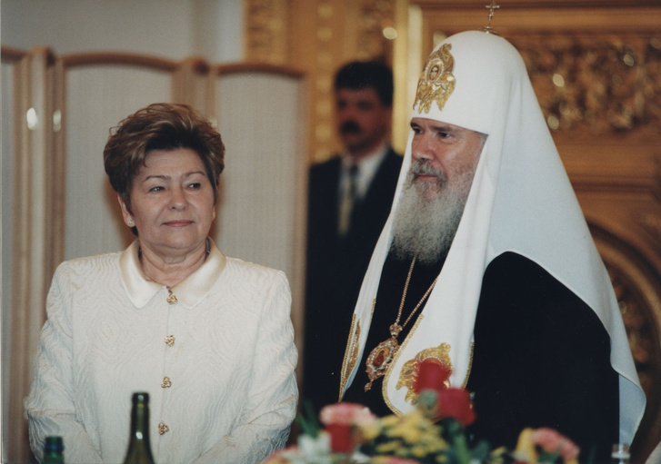 Наина Ельцина и патриарх Алексий II на торжественном приеме по случаю годовщины принятия Декларации о государственном суверенитете РФ. Москва, Кремль, 12 июня 1999 года