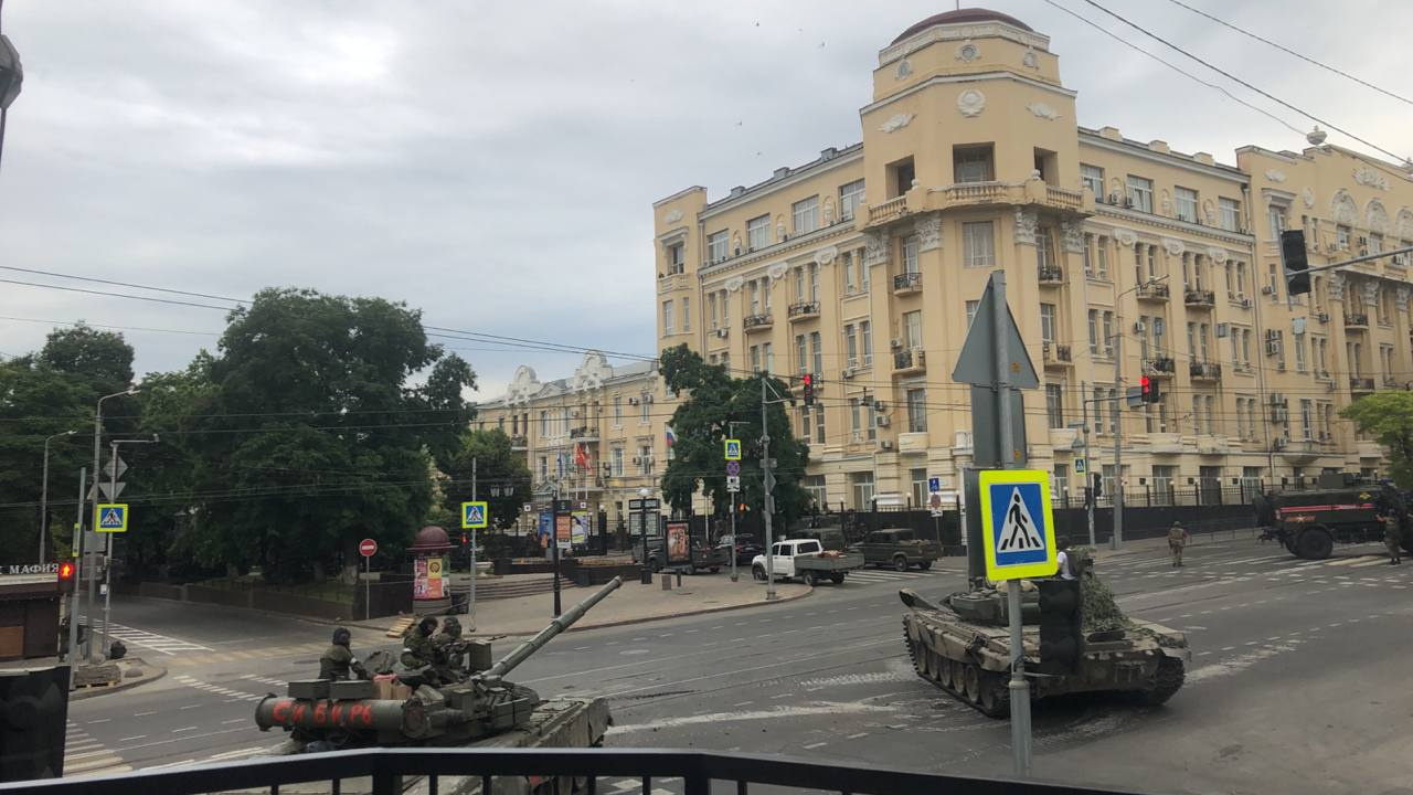 Люди в камуфляже и бронетехника окружили штаб Южного военного округа в Ростове: фото и видео