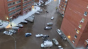 Бурная река между домов и затопленые машины: эпичное видео последствий коммунальной аварии в Новосибирске с высоты