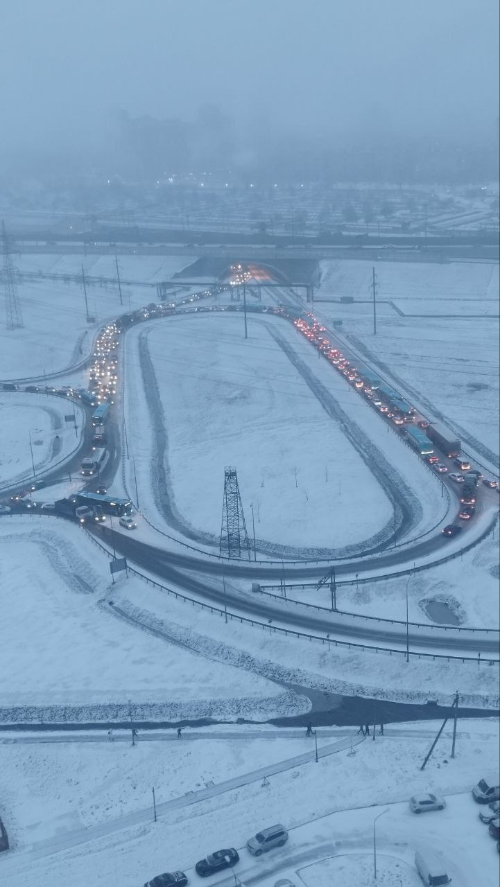 пробка в заснеженном Мурино