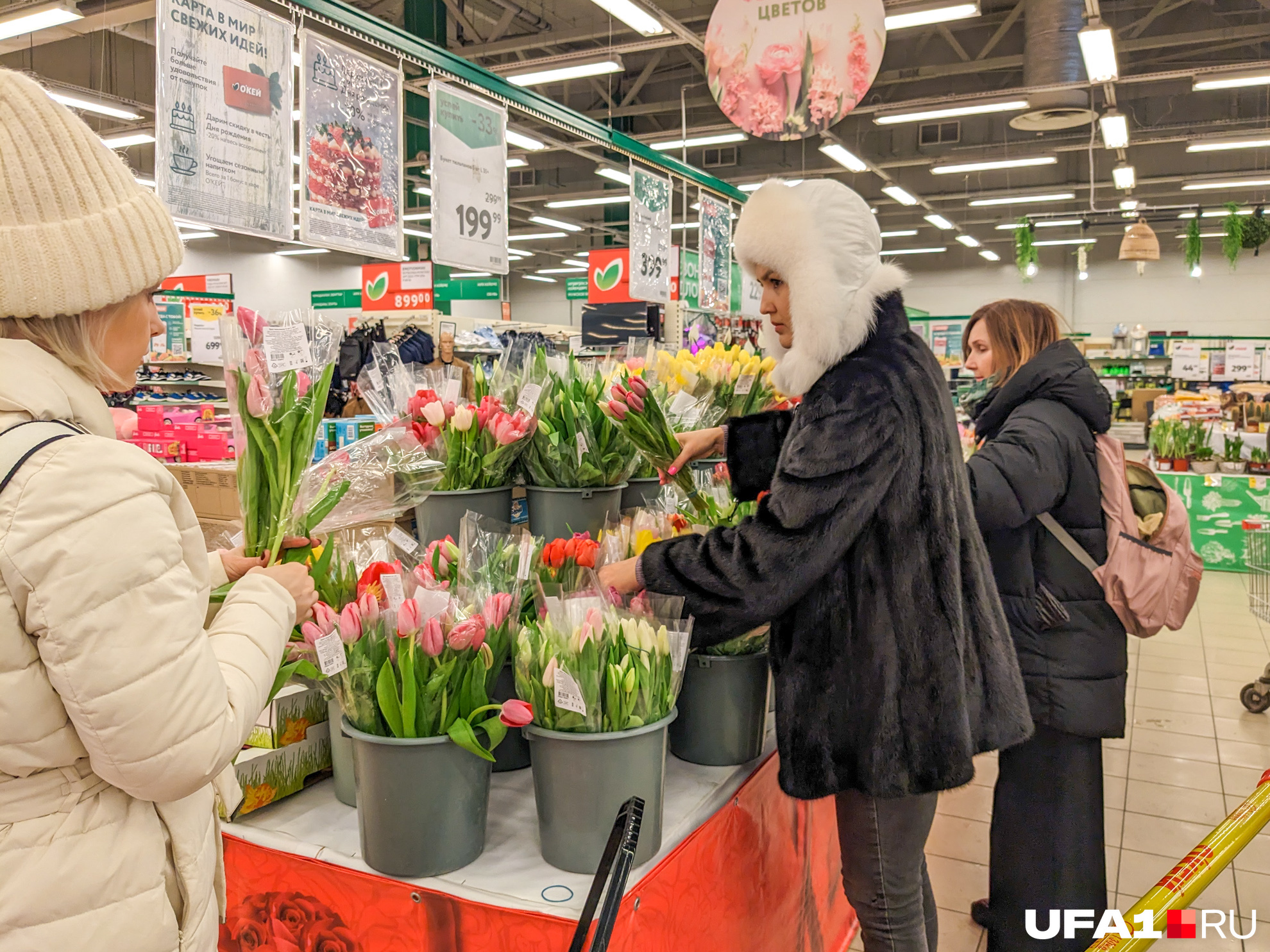 Люди активно переберали букеты и забирали лучшие