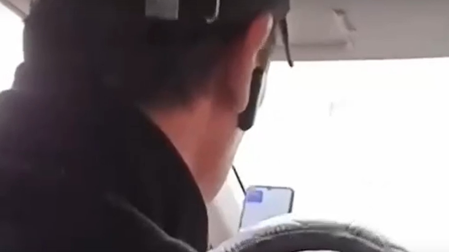 «Свинья!» В Челябинске таксист-мигрант обматерил пассажирку