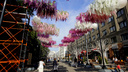 На Ленина «расцвели» глицинии — пешеходную улицу начали украшать искусственными цветами