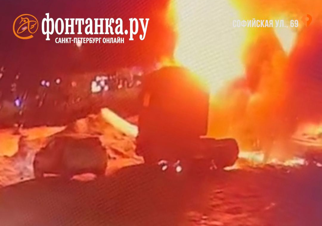 Видео ЧП, которое вызвало панику среди петербуржцев. Это был не просто хлопок, колесо ещё и повредило соседнюю машину