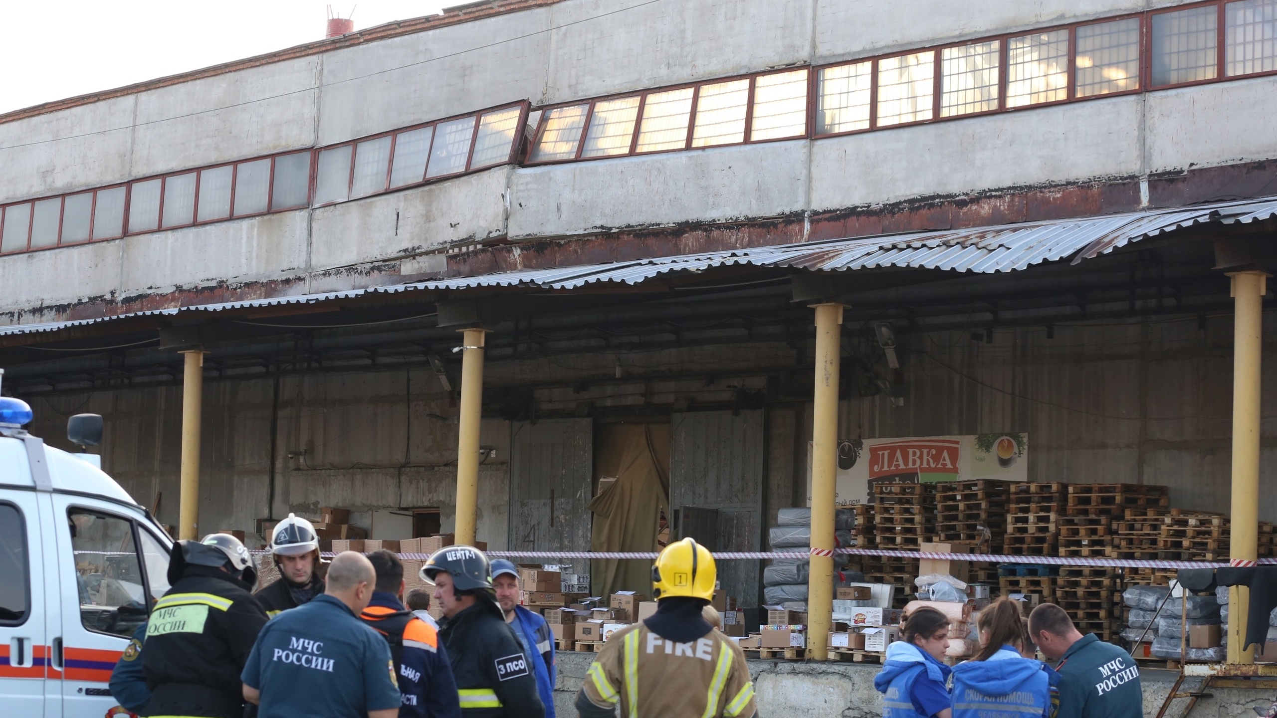 Четверо рабочих пострадали при обрушении склада в Челябинске, один — в реанимации: онлайн-репортаж