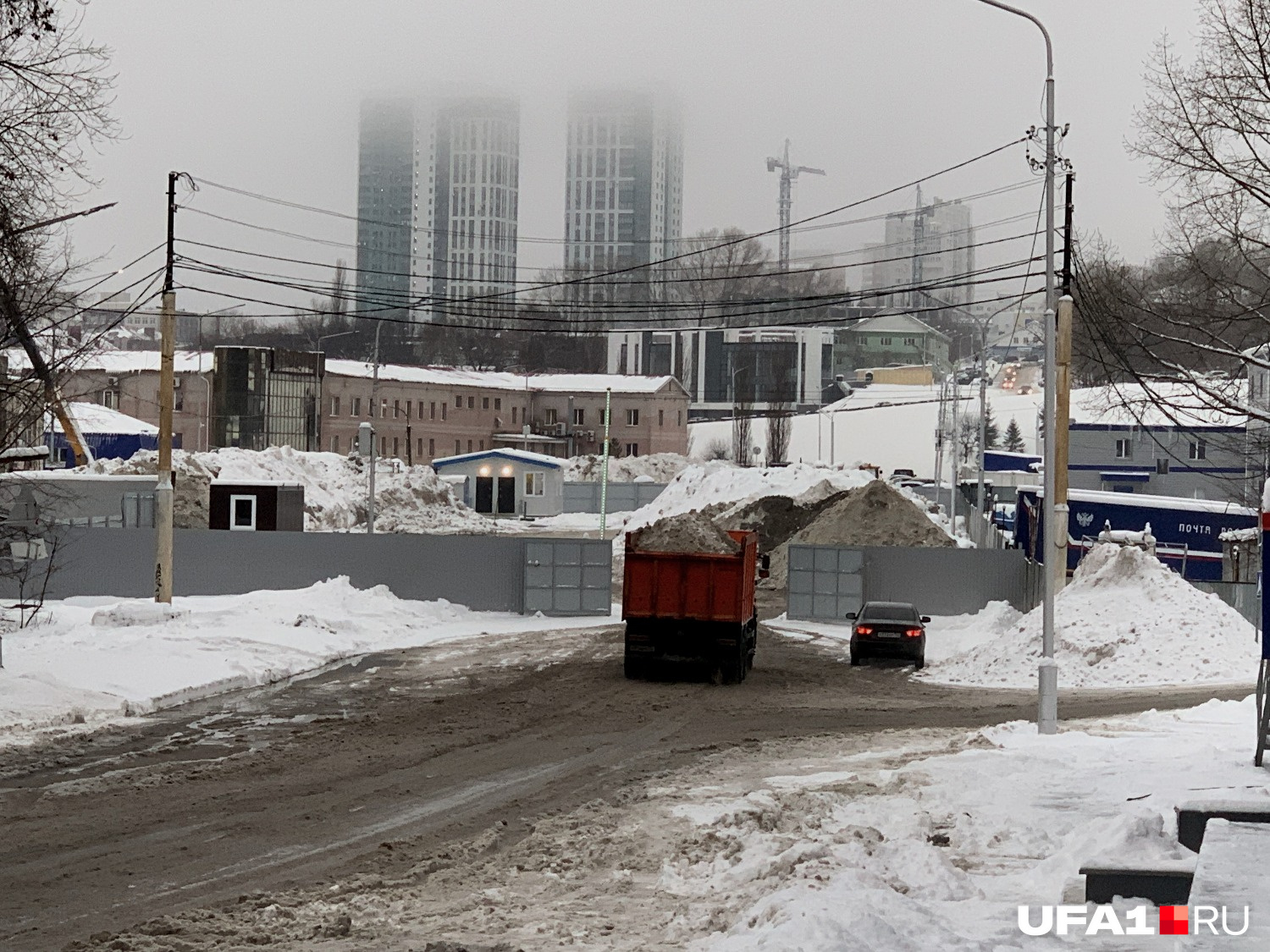 Один грузовик завозит примерно 7 кубометров снега