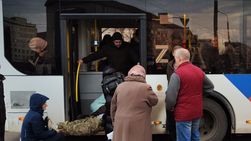 Положили на ступеньку и откачивали: мужчине стало плохо в автобусе №52 в Красноярске