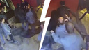 Толпой набросились на одного: у бара в центре Ярославля избили человека. Видео