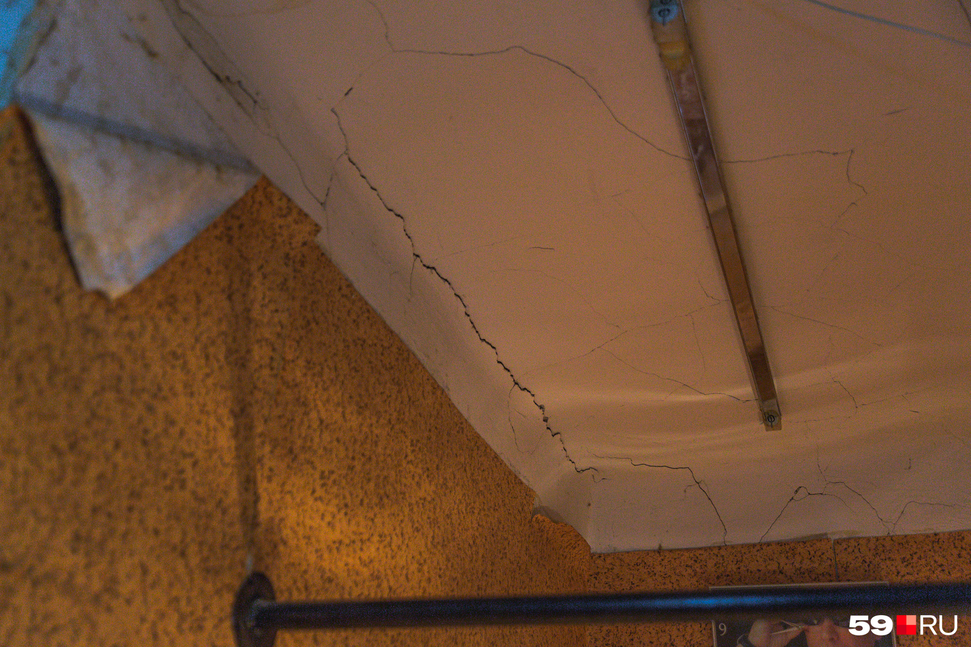 Потолок в одной из верхних квартир «натерпелся» от дождей и дал трещины