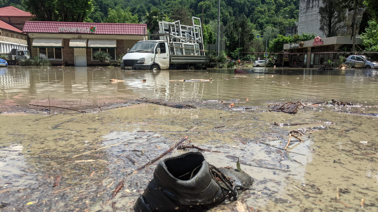 «Мама, не теряй меня, я тут застряла»: туристы рассказали, как выбираются домой из затопленных Абхазии и Сочи