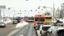«Практически перекрыт, объезжайте»: в Ярославле из-за ДТП с трамваем собралась пробка в Брагине