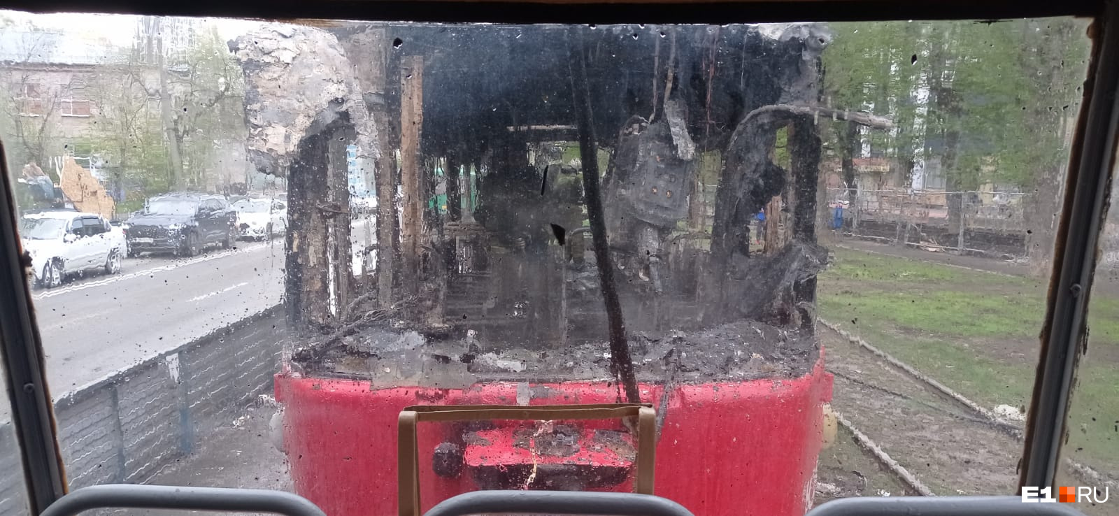 «Водитель — красавчик!» Появилось полное видео адского пожара в трамвае на Вторчермете