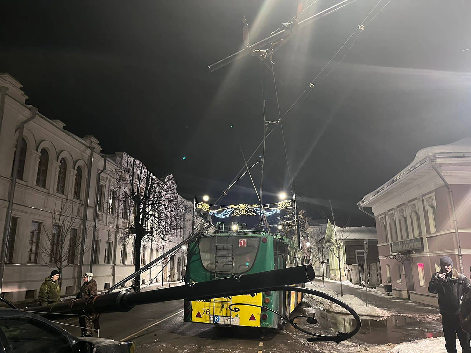 Рядом с местом происшествия собралась толпа зевак Рядом с местом происшествия собралась толпа зевак
