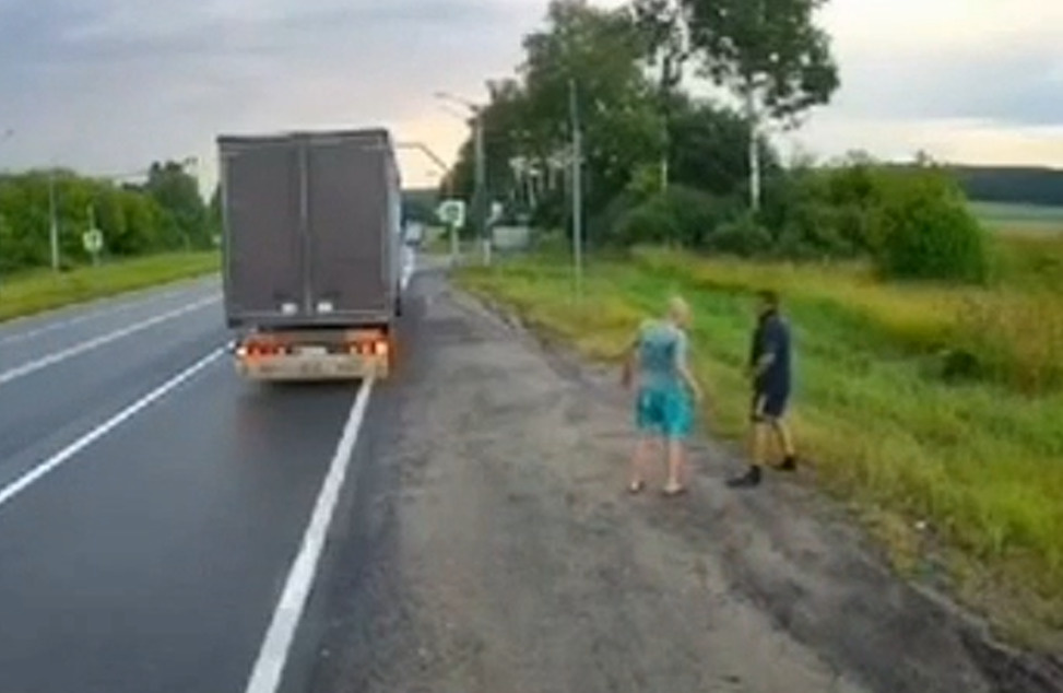 Дальнобойщики подрались посреди трассы в Нижегородской области — жесткое видео