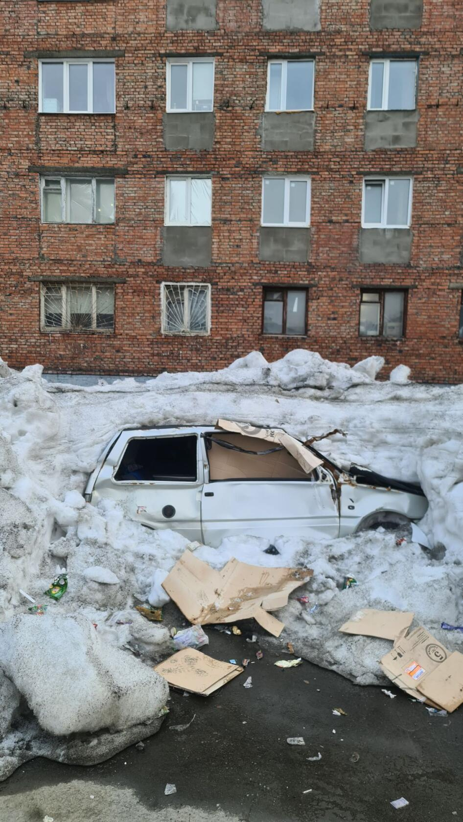 Судя по фото, хозяин этой машины перед снегопадом пытался закрыть свою «Оку» картоном