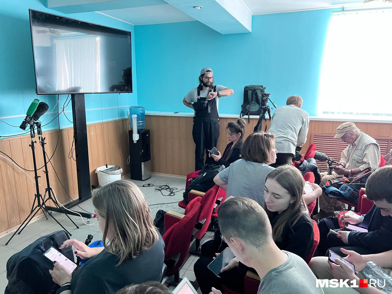 Журналистам приходится смотреть трансляцию из зала суда в не самых комфортных условиях