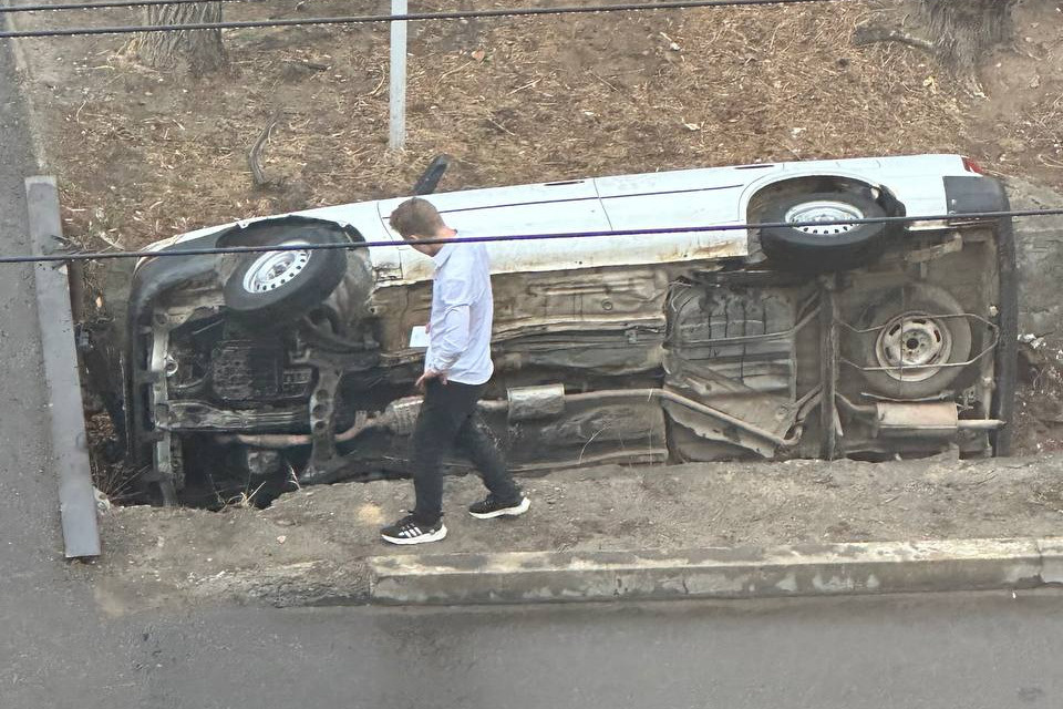 Машина улетела в ливневку около СибВО в Чите