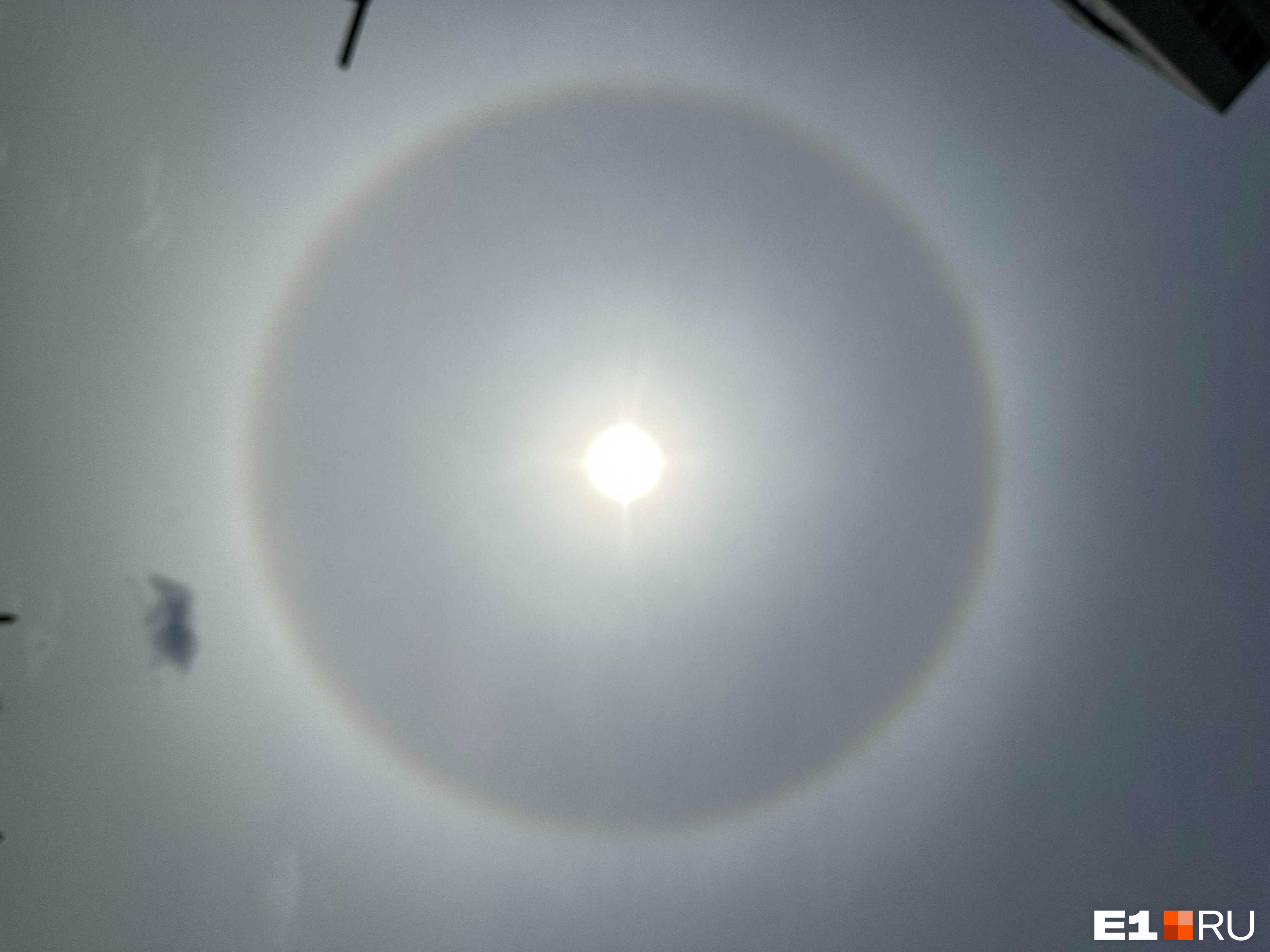 В Екатеринбурге заметили очень странную круглую радугу вокруг Солнца: фото