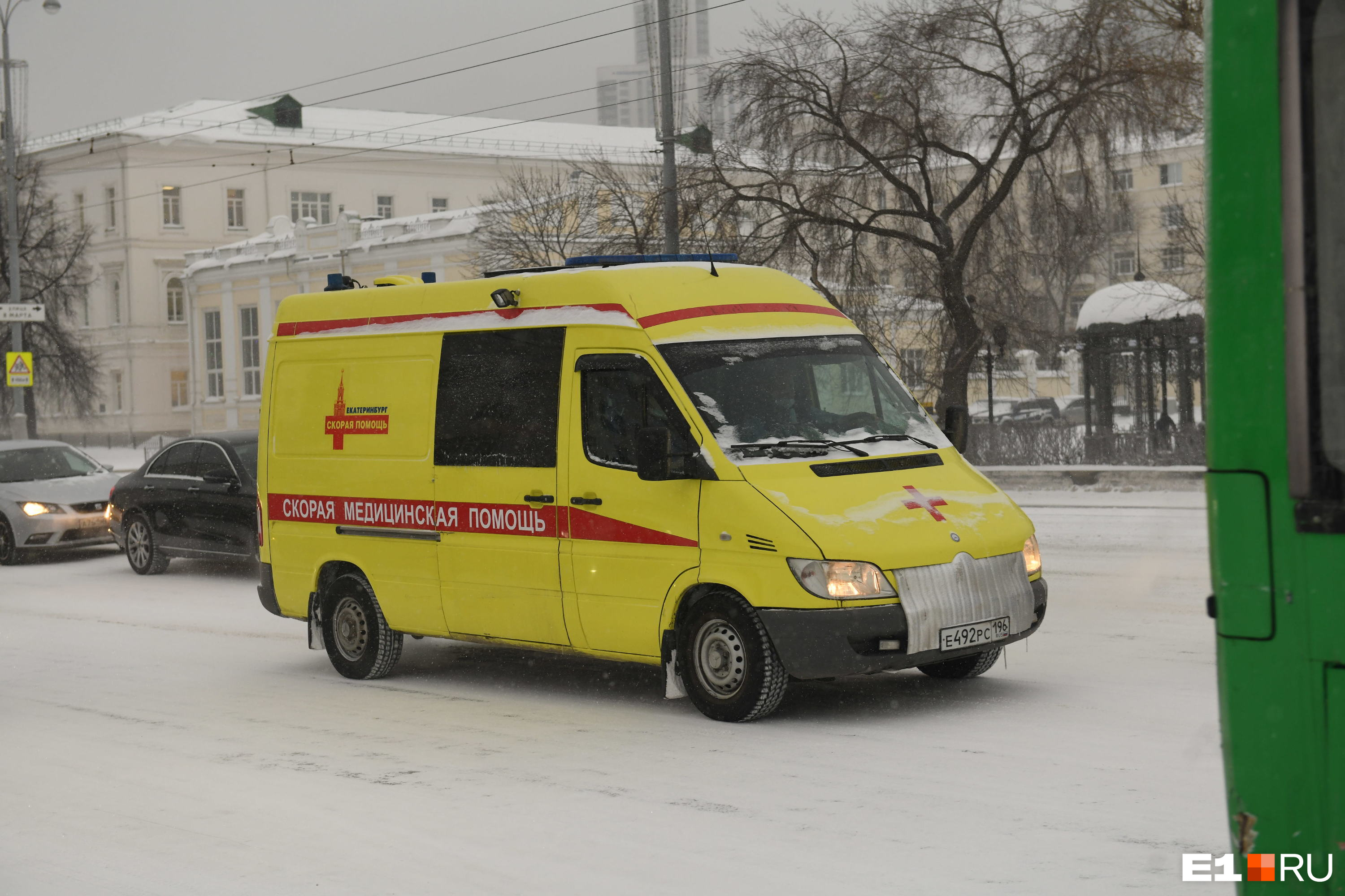 В Екатеринбурге водитель экскаватора внезапно умер в кабине во время строительства дороги
