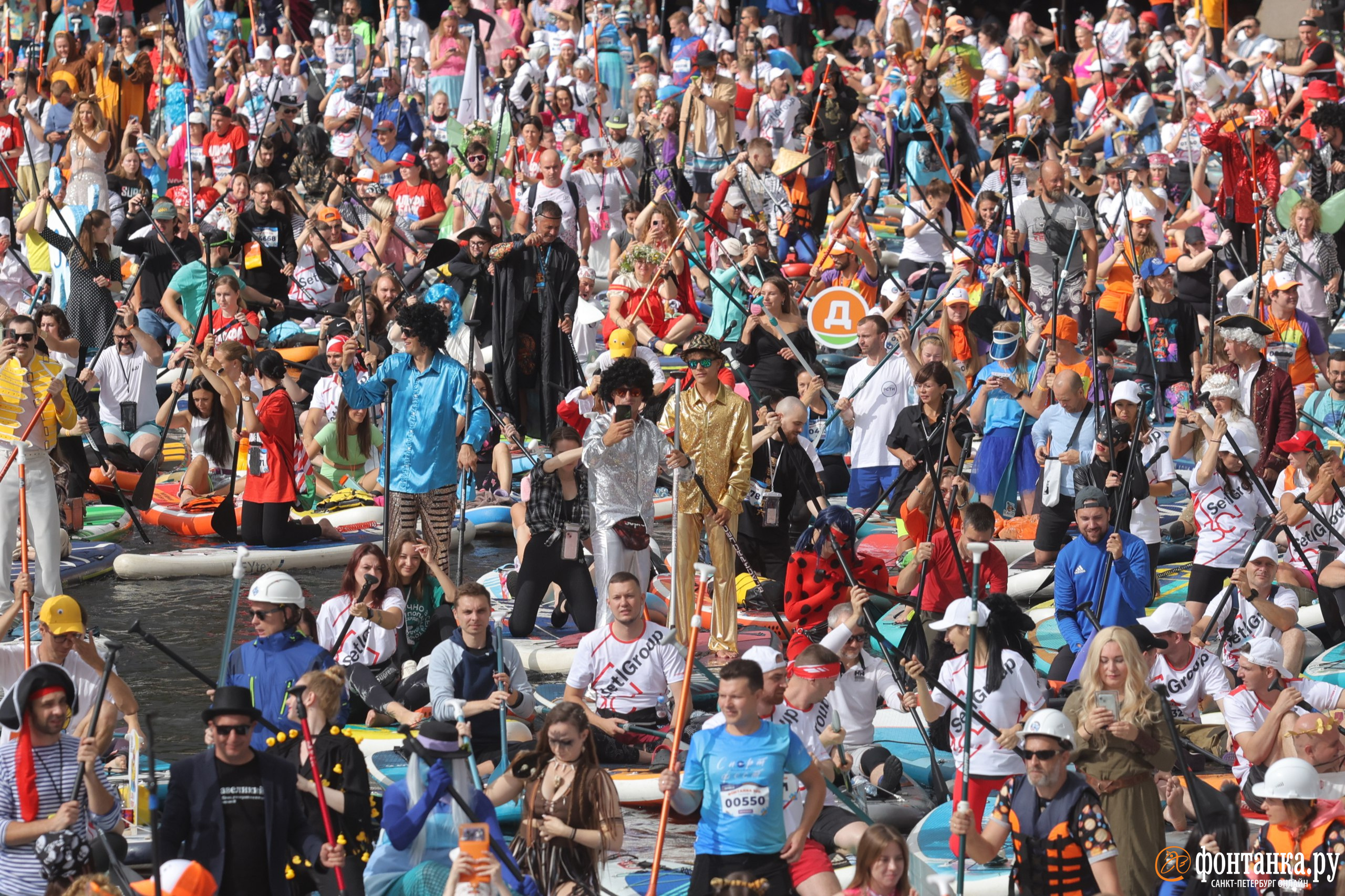 Фонтанка SUP стартовал: посмотрите, как 10000 участников отправились в карнавальный заплыв