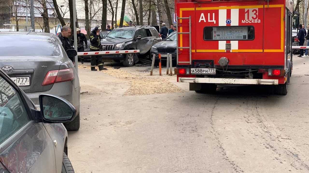 На севере Москвы взорвался автомобиль. СМИ сообщают, что под внедорожник была заложена бомба
