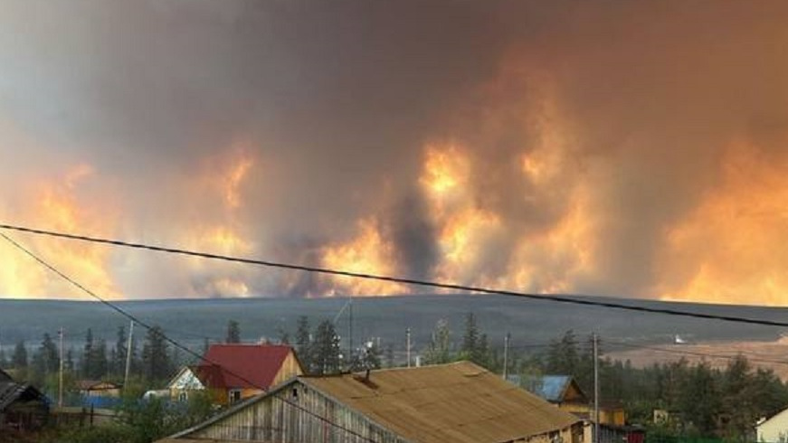 «Никто не предупреждал»: Кенг-Кюель Абыйского улуса окружен огнем, жителей спешно эвакуировали
