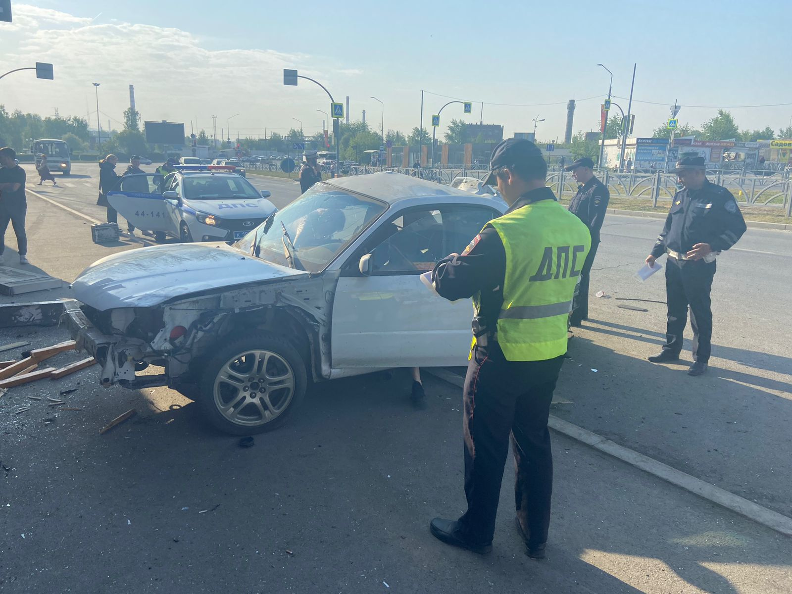 На Урале подвыпивший лихач влетел в остановку. Три человека в больнице