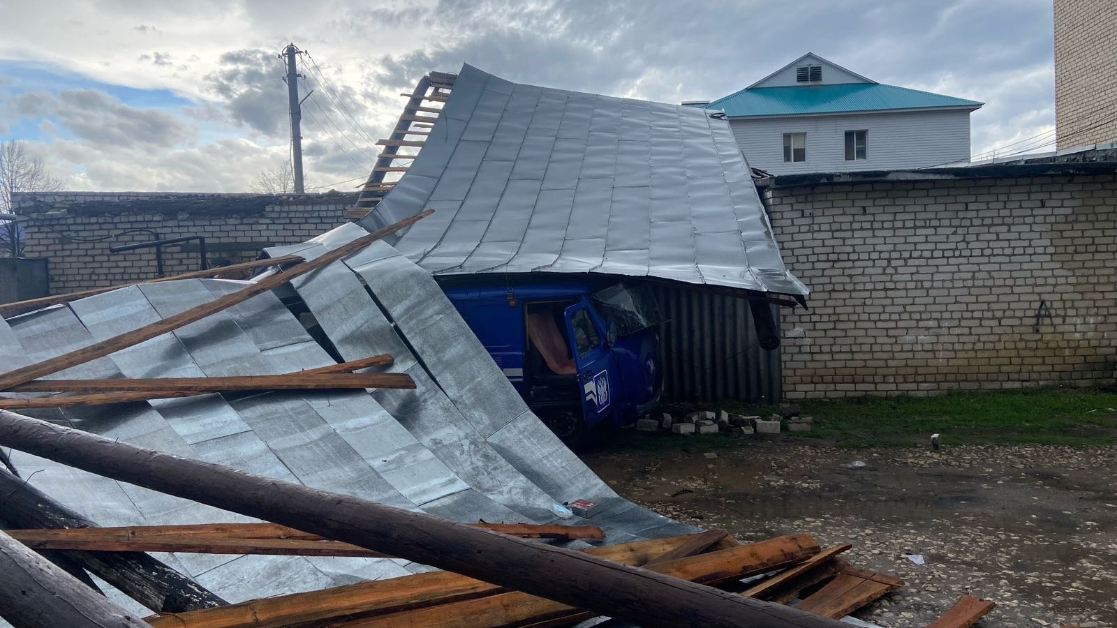 Ураган крушит заборы и сносит крыши домов в Татарстане: фото и видео последствий