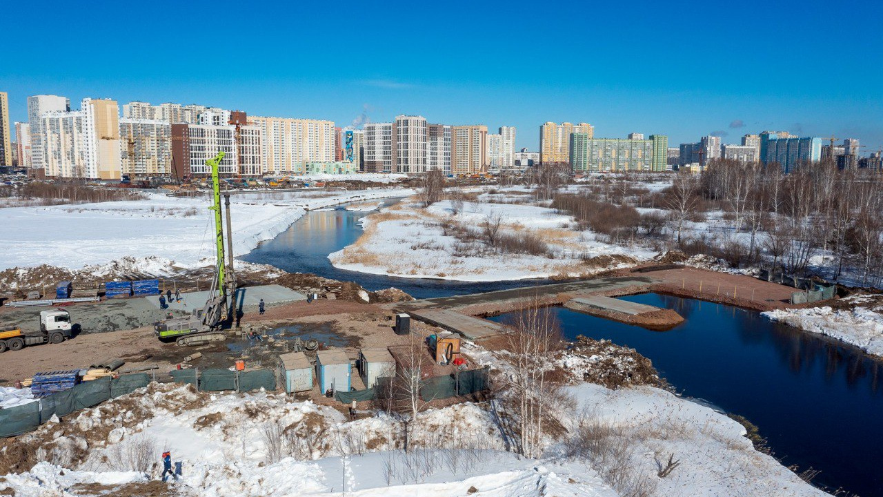 В Челябинске начали строить велопешеходный мост через реку Миасс. Смотрим, что происходит на площадке