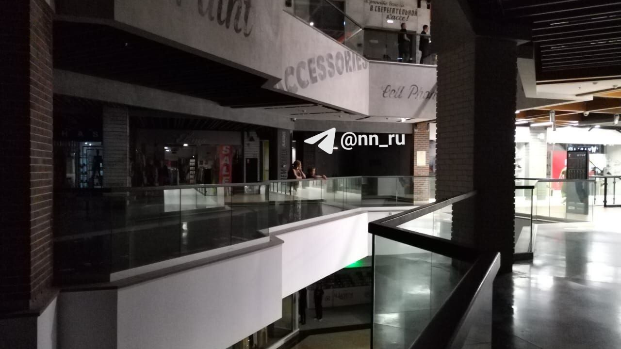 Популярный торговый центр в Нижнем Новгороде срочно эвакуировали. Видео очевидцев