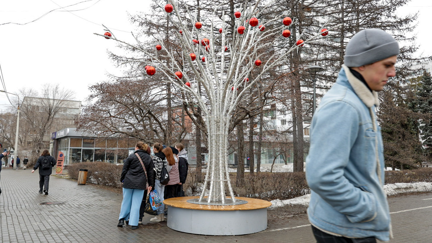 Деревья с красными шарами, установленные в Челябинске к Новому году, решили оставить на лето