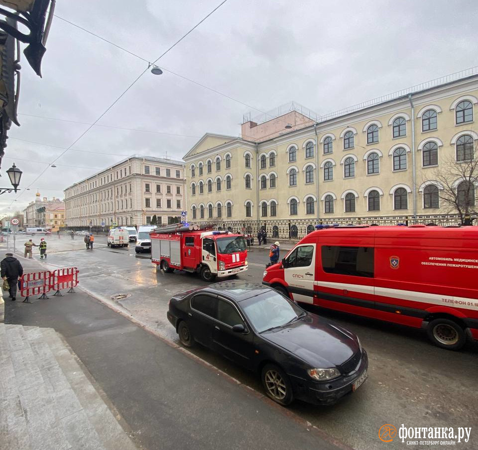 Видео прорыва трубы с горячей водой на Рижском проспекте в Петербурге - 5  апреля 2023 - ФОНТАНКА.ру