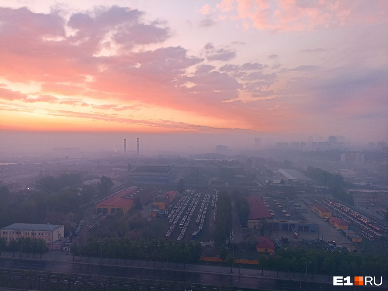 Екатеринбург четвертый день задыхается от смога: 10 фото и видео, на которые больно смотреть