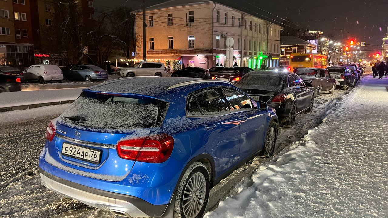 Ярославцы забили на новые требования парковки на центральной площади