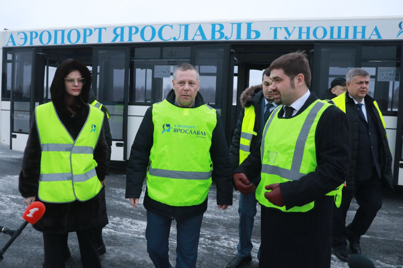 Слева направо: новый директор Департамента транспорта Ярославской области, новый губернатор региона, новый директор аэропорта, 9 февраля 2023-го