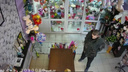 «Чуть бабушку не сбил»: новосибирец украл букет цветов на Станиславского — его ищет полиция