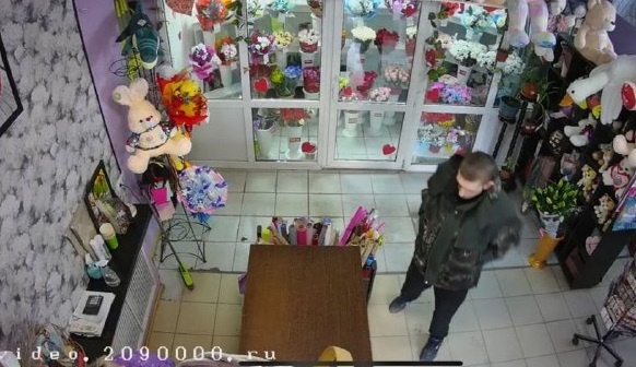 «Чуть бабушку не сбил»: новосибирец украл букет цветов на Станиславского — его ищет полиция