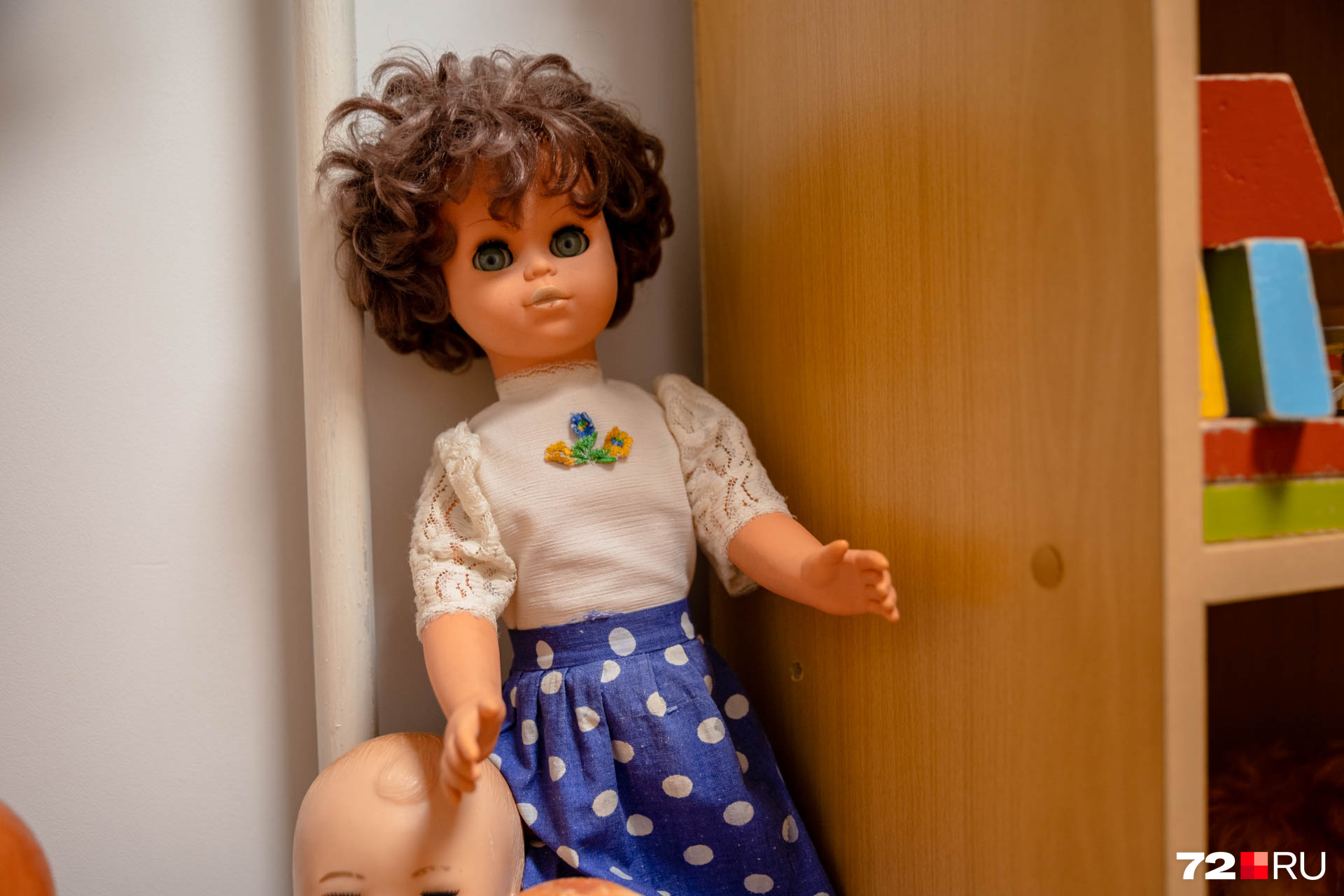 А это немецкая кукла. Их делали безымянными, но девочки всё равно давали им имена