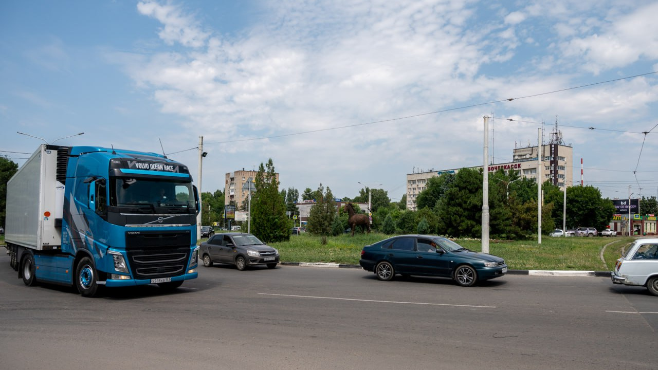 Дальнобойщику — 300 тысяч: кому еще в Новосибирске готовы много платить — прибыльные вакансии июня
