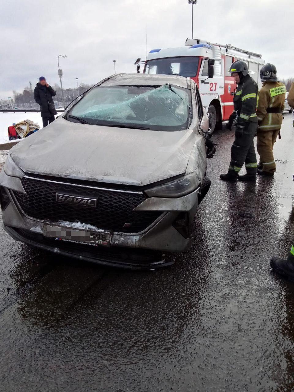 Haval с пассажиркой в наручниках врезался в отбойник на КАД в Петербурге,  фото ДТП - 27 ноября 2023 - ФОНТАНКА.ру