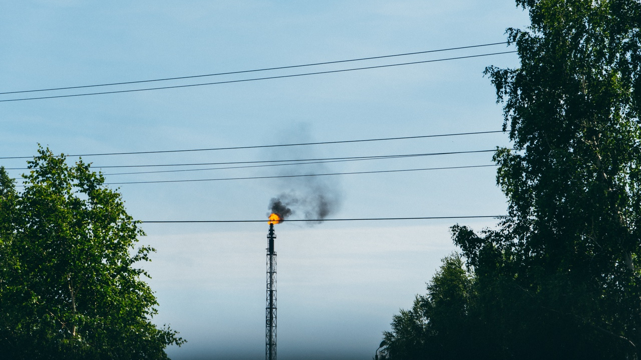 Пожар в омске на нефтезаводе 25 апреля. Пожар на нефтезаводе омск. Новости омск нефтезавод пожар. Новости омск нефтезавод пожар. Пожар на нефтезаводе омск.