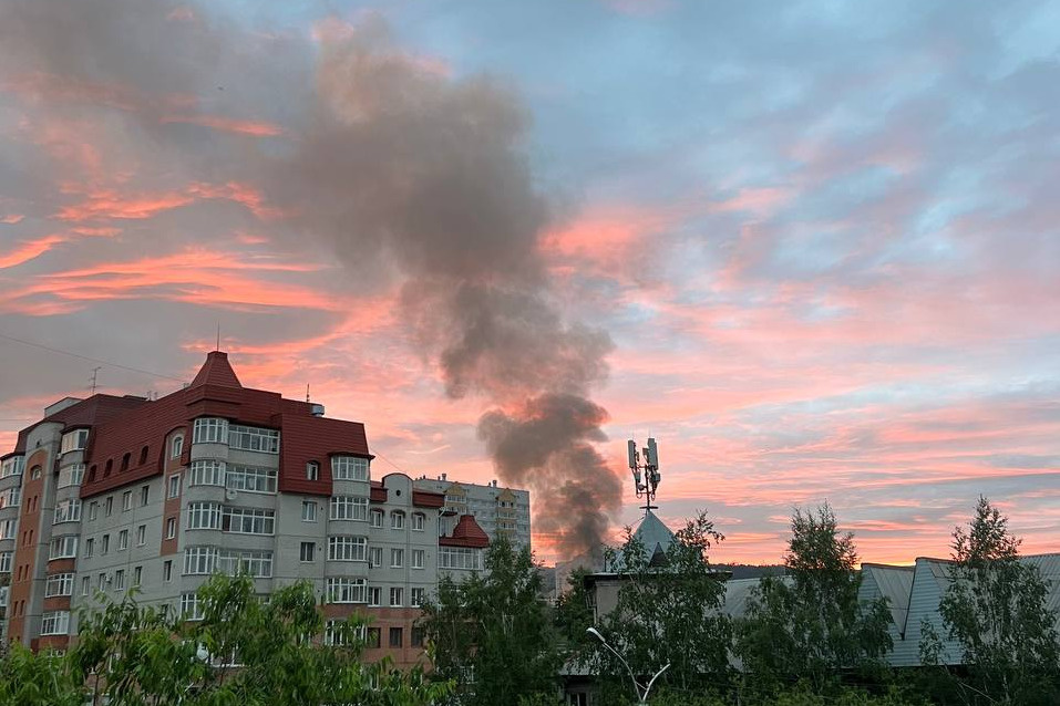 Как горело заброшенное здание Мариинского приюта в Чите — видео очевидцев