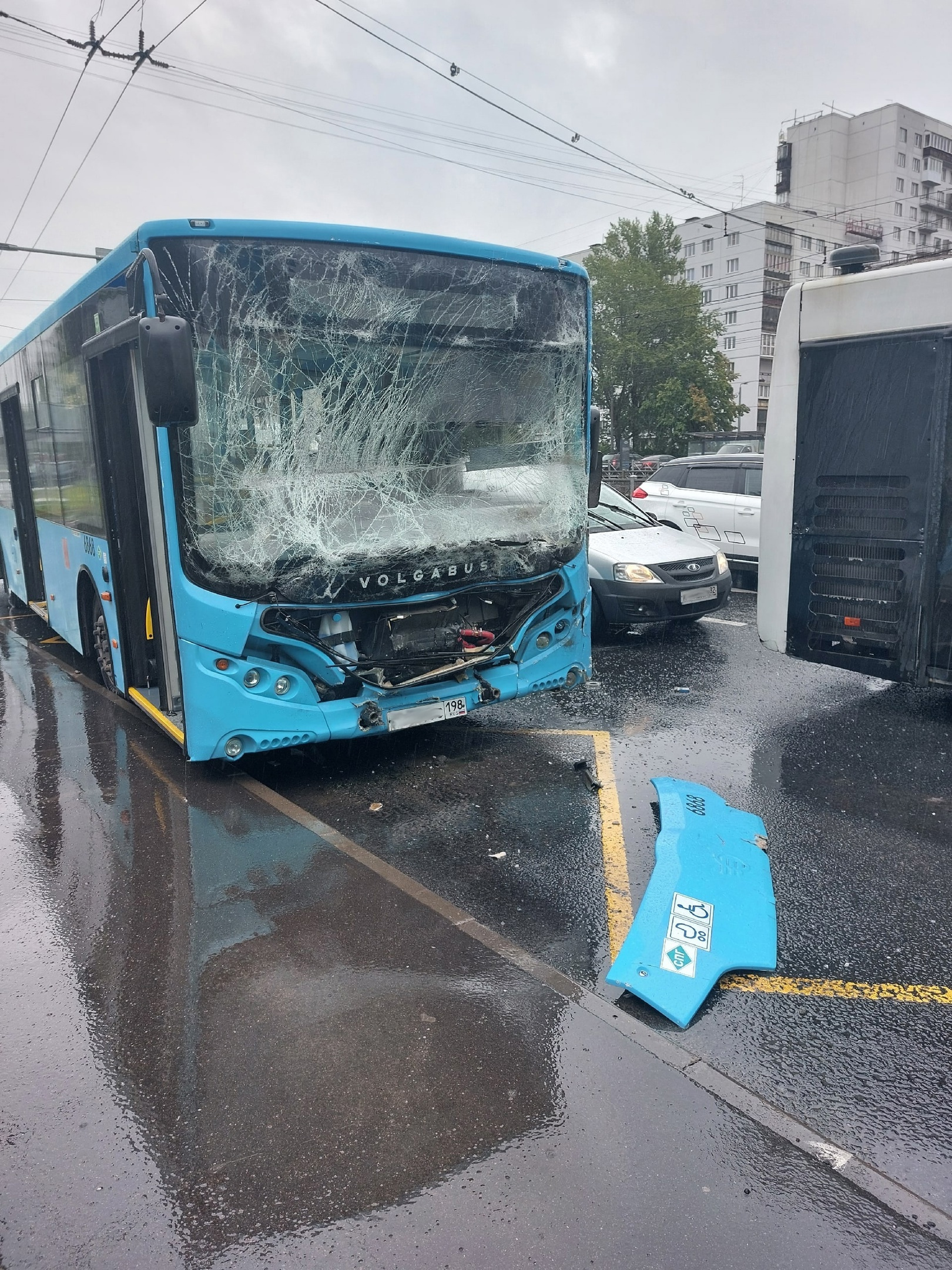 Фото ДТП с тремя автобусами и автомобилем на улице Ярослава Гашека в  Петербурге - 28 июля 2023 - ФОНТАНКА.ру